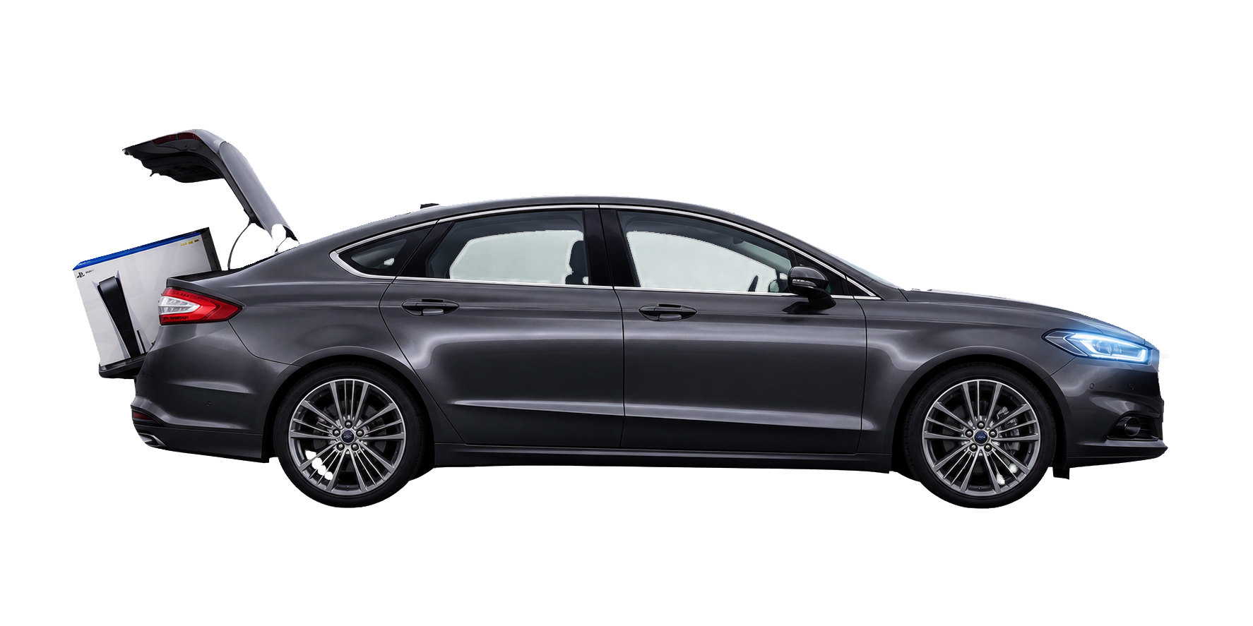 Темно-серый Ford Fusion с коробкой PlayStation 5 в багажнике