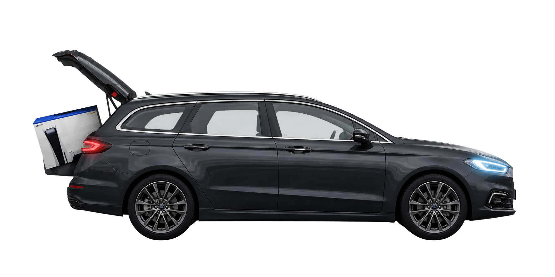 Темно-серый Ford Mondeo с коробкой PlayStation 5 в багажнике